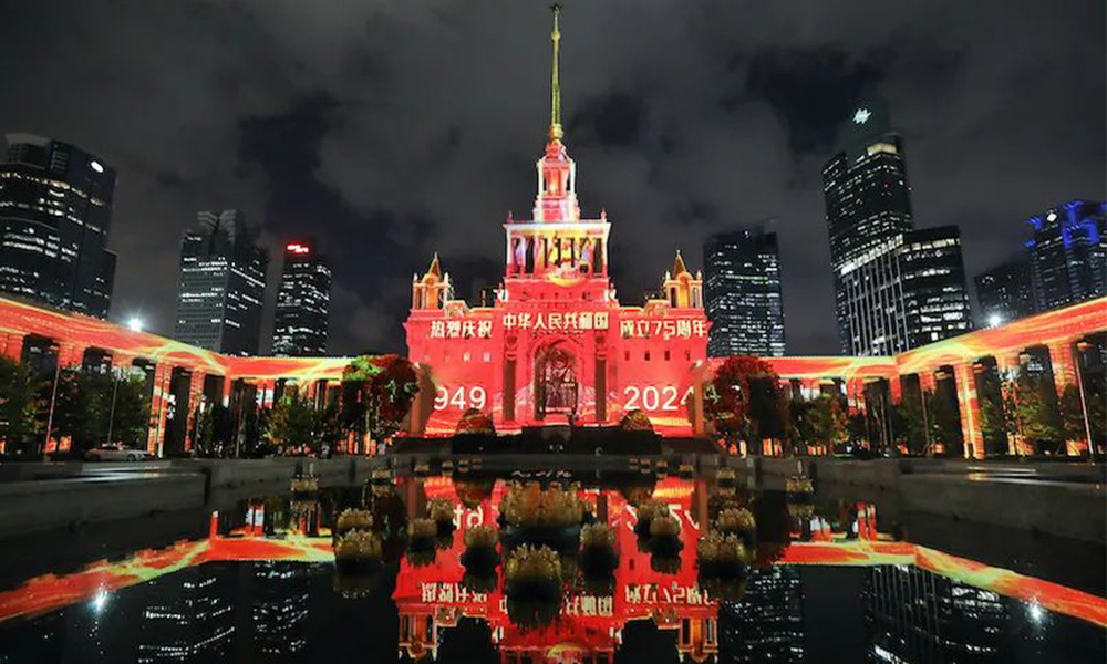 首届上海国际光影节大型沉浸式裸眼3D穹顶投影秀.jpg