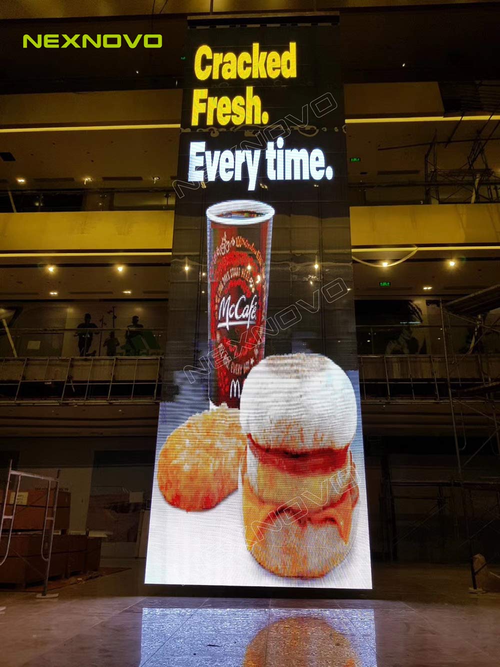 越南 Vincom 购物中心透明LED显示屏项目(图4)