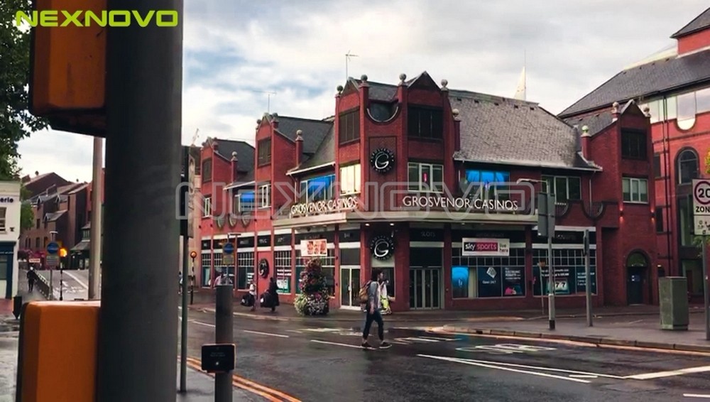 英国赌场广告窗透明LED显示屏项目(图3)