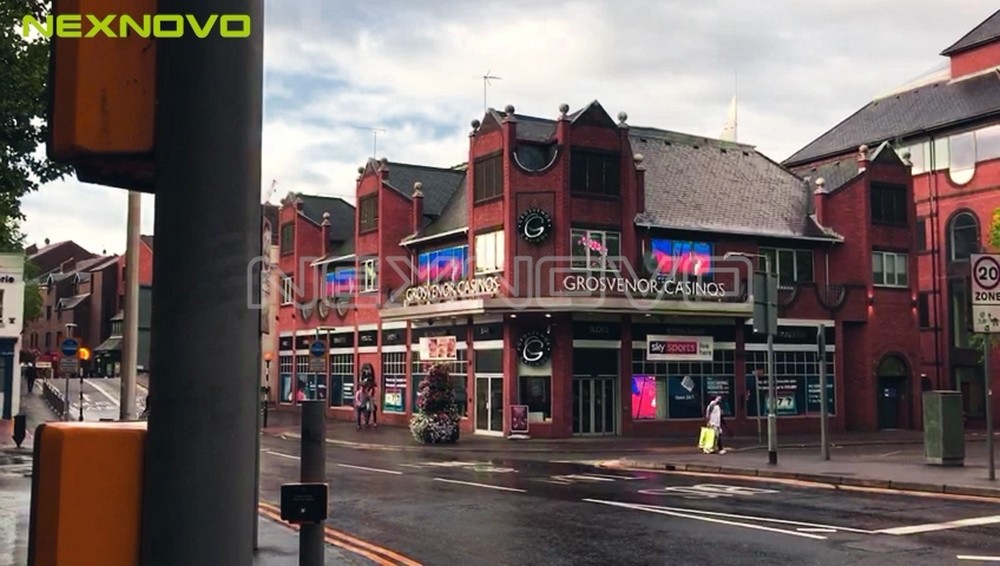 英国赌场广告窗透明LED显示屏项目(图4)