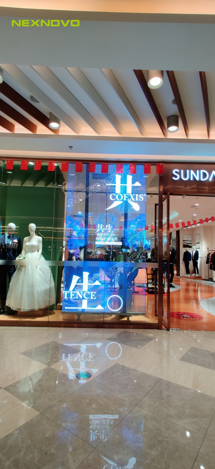 圣得西服装连锁店透明LED显示屏项目(图3)
