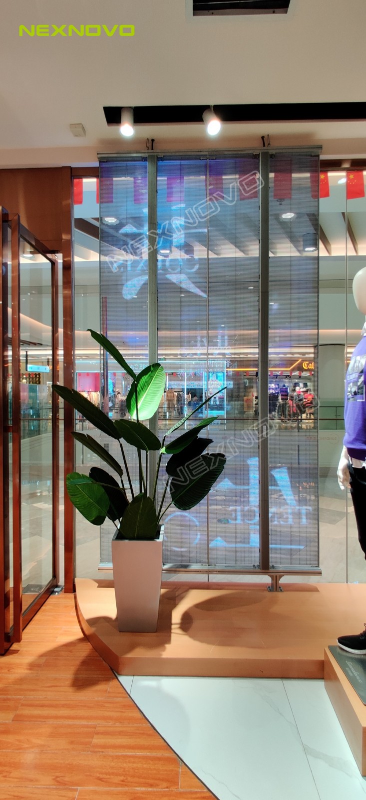 圣得西服装连锁店透明LED显示屏项目(图5)